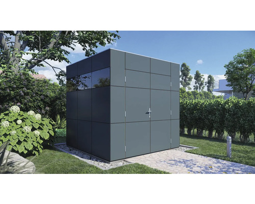 Moderne metalen gereedschapsschuur met raam in de tuin.