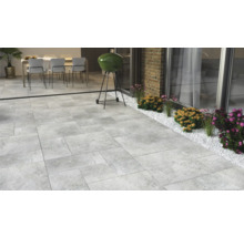 Terras met barbecue, zithoek en tegels