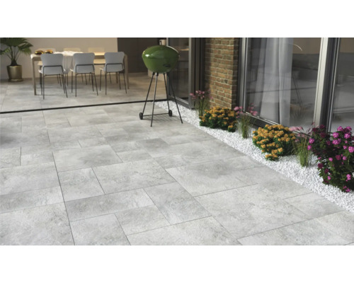 Terras met barbecue, zithoek en tegels