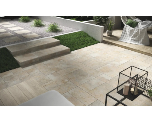 Terras met stenen trappen en beplanting
