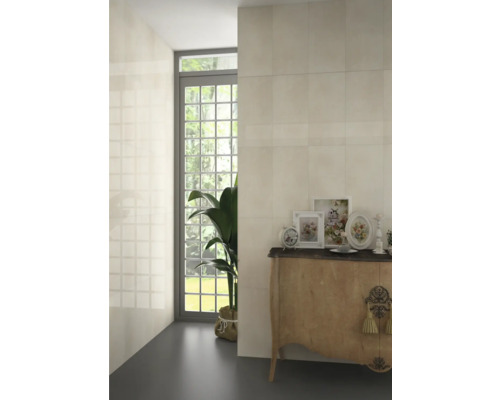 Lichte ruimte met tegels op de muren, dressoir en plant