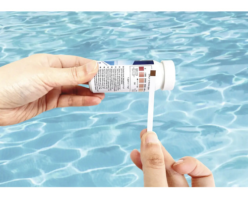 Persoon test het zoutgehalte van een zwembad met een teststrip