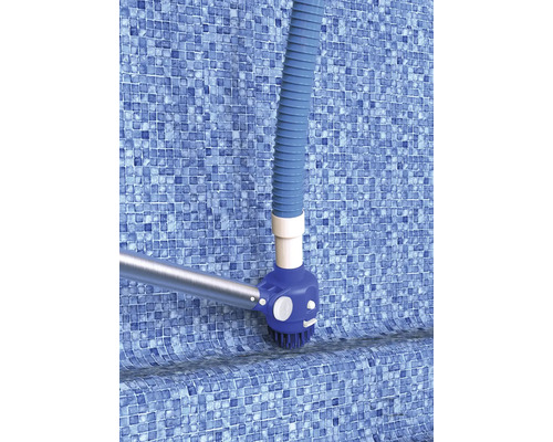 Zwembadborstel met slang voor het reinigen van een zwembad