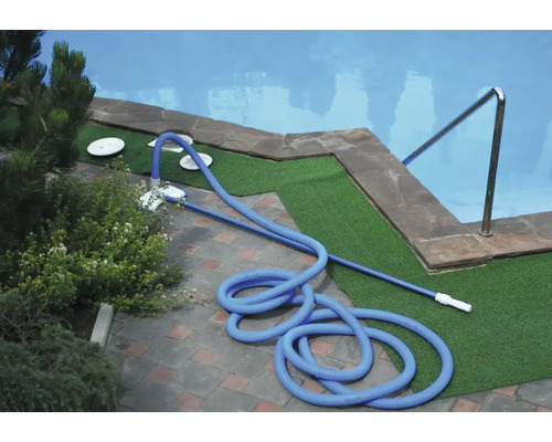 Zwembadreiniger met slang aan de rand van het zwembad