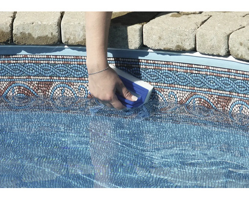 Schoonmaken van zwembadtegels met een spons