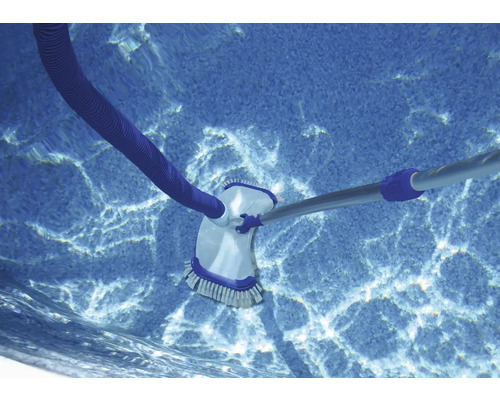 Zwembadreiniger met borstel en slang in het water
