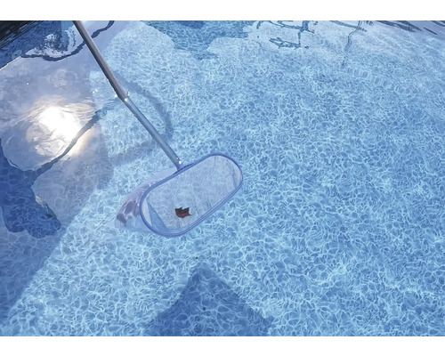 Zwembad met bladvangnet voor het verwijderen van bladeren