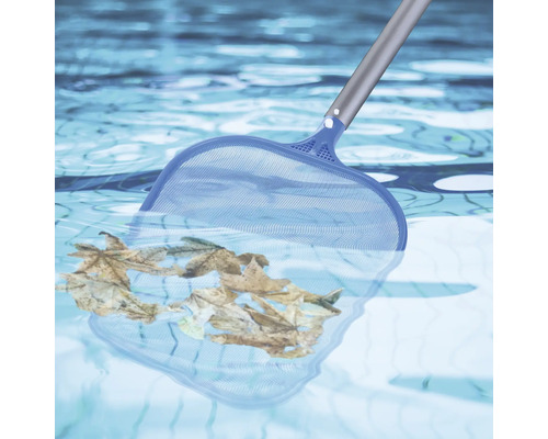 Zwembadschepnet met bladeren in het zwembad