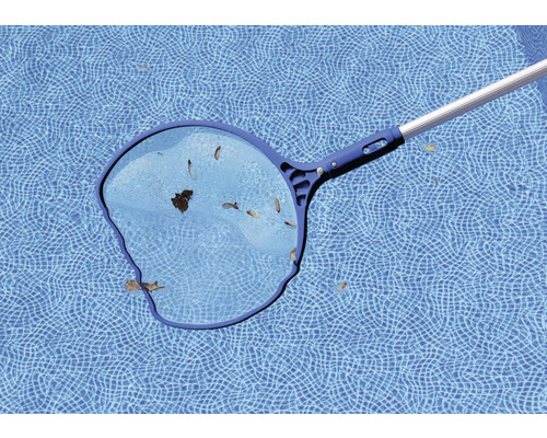 Zwembadschepnet met bladeren in het zwembad