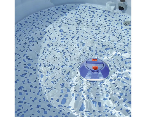 Drijvende chloordispenser in het zwembad voor wateronderhoud