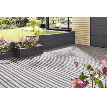 Terras met bestrating en muur met bloemen