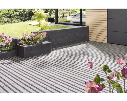 Terras met bestrating en muur met bloemen