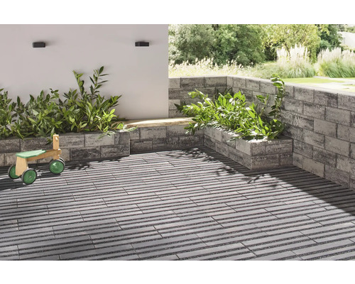 Terras met plantenbakken van stenen en houten speelgoed