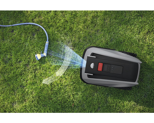 Robotmaaier op gazon met slangaansluiting