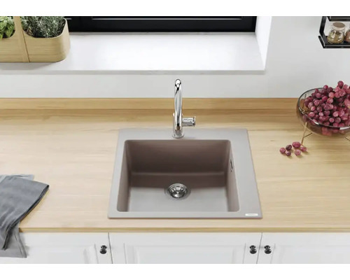 Spoelbak van composiet met kraan in een lichte keukenomgeving.