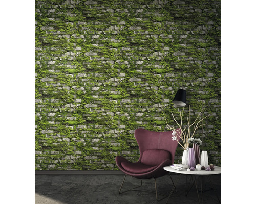 Woonkamer met bakstenen behang met mosbegroeiing, fauteuil en tafel met decoratie