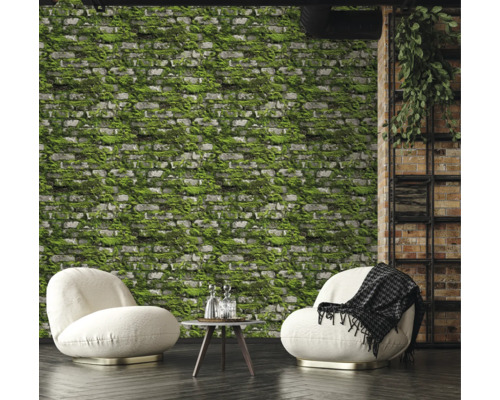 Decoratieve woonkamer met bakstenen behang met mos, fauteuils en bijzettafel