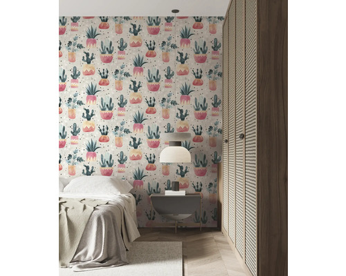 Slaapkamer met behang met cactussenpatroon, nachtkastje, bed en kledingkast.