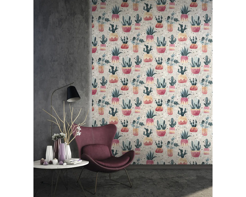 Woonkamer met behang met cactusmotief