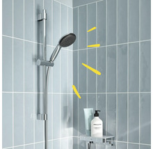 Douchekop aan douchestang met plank voor badkameraccessoires voor grijze tegels
