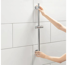 Metalen douchestang met hand aan de muur gemonteerd