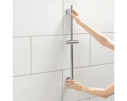 Metalen douchestang met hand aan de muur gemonteerd