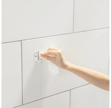 Bevestiging van een douchecabinehouder aan een betegelde wand