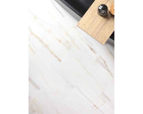 Lichte badkamervloer met marmerlook