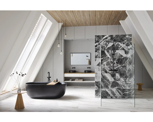 Lichte badkamer met bad, douche, wastafel en spiegel op een zolderverdieping