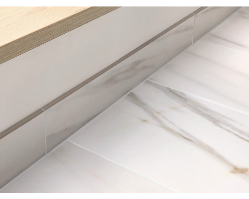 Detailopname van een lichte badkamer met marmeren tegels en wastafel