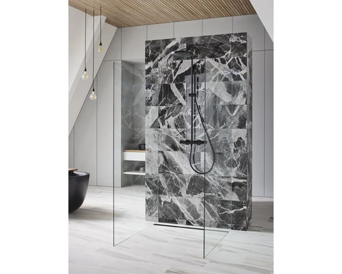 Badkamer met inloopdouche, voorzien van marmeren tegels en douchearmatuur