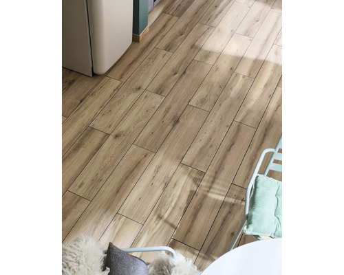 Vloeraanzicht met houtlook tegels in een lichte ruimte.