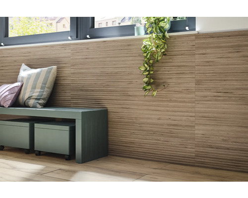 Wanddecoratie met tegels in houtlook, zitbank en kamerplant onder een raam