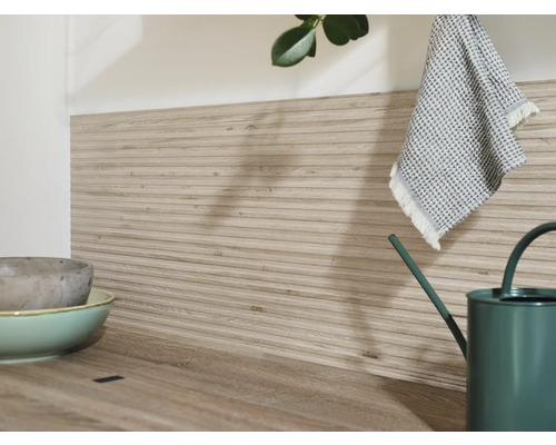 Keukenscène met werkblad, wandpanelen in houtlook, servies en gieter