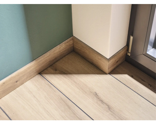 Vloerbedekking en plinten in een kamer