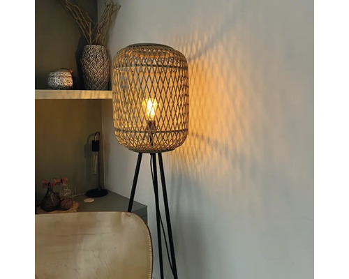 Vloerlamp met rotan lampenkap en statiefvoet.