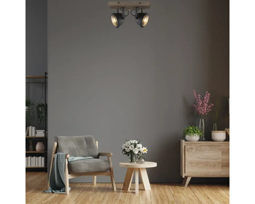 Woonkamer met fauteuil, dressoir en plafondlamp met twee spots