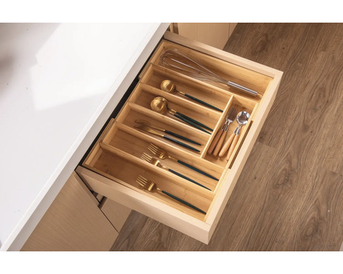 Open lade met bamboe bestekbak en keukengerei