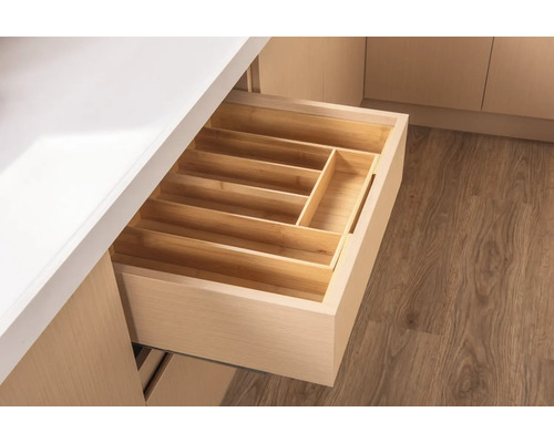 Open lade met een houten bestekbak