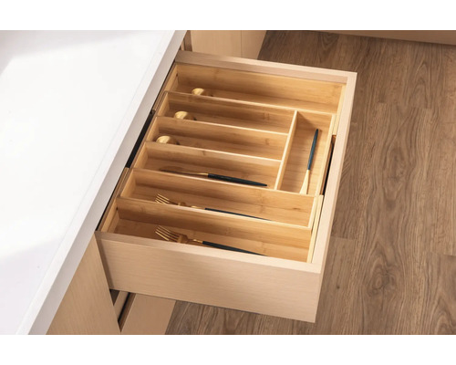 Open lade met houten bestekbak