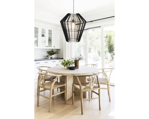 Eetkamer met eettafel, stoelen en een decoratieve hanglamp