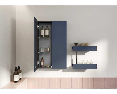 Badkamer met open spiegelkast en planken voor het opbergen van badkamerbenodigdheden