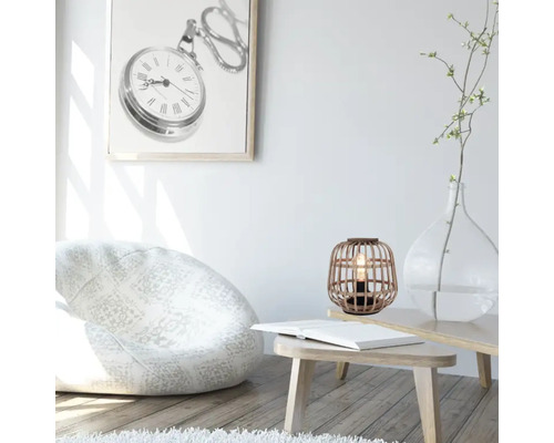 Lichte woonkamer met zitzak, tafel, tafellamp en decoratie