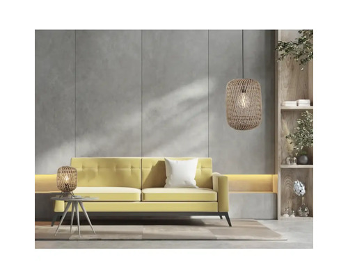 Woonkamer met gele bank, tafellamp en hanglamp van rotan