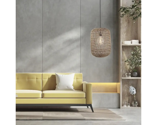 Woonkamer met gele bank, hanglamp van rotan en houten stellingkast