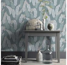Decoratief interieur met een tafelconsole voor een behang met bladerpatroon