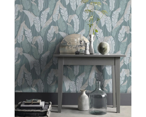 Decoratief interieur met een tafelconsole voor een behang met bladerpatroon