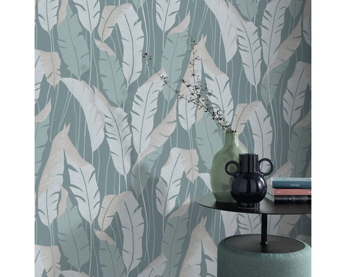 Close-up van een muur met behang met bladerpatroon, tafel met vazen en krukken