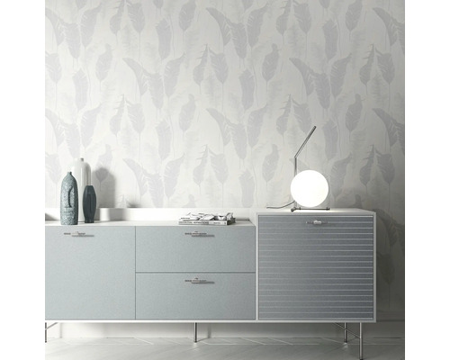 Decoratieve woonkamer met behang met bladmotief, dressoir en lamp