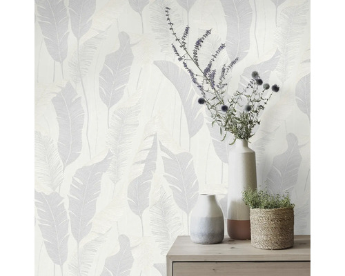 Behang met bladerpatroon en vazen op een tafel